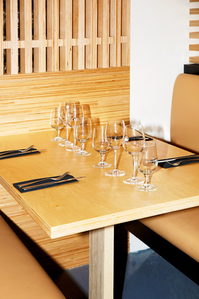 Photo d'une table prête à accueillir des clients au Bati Bassac